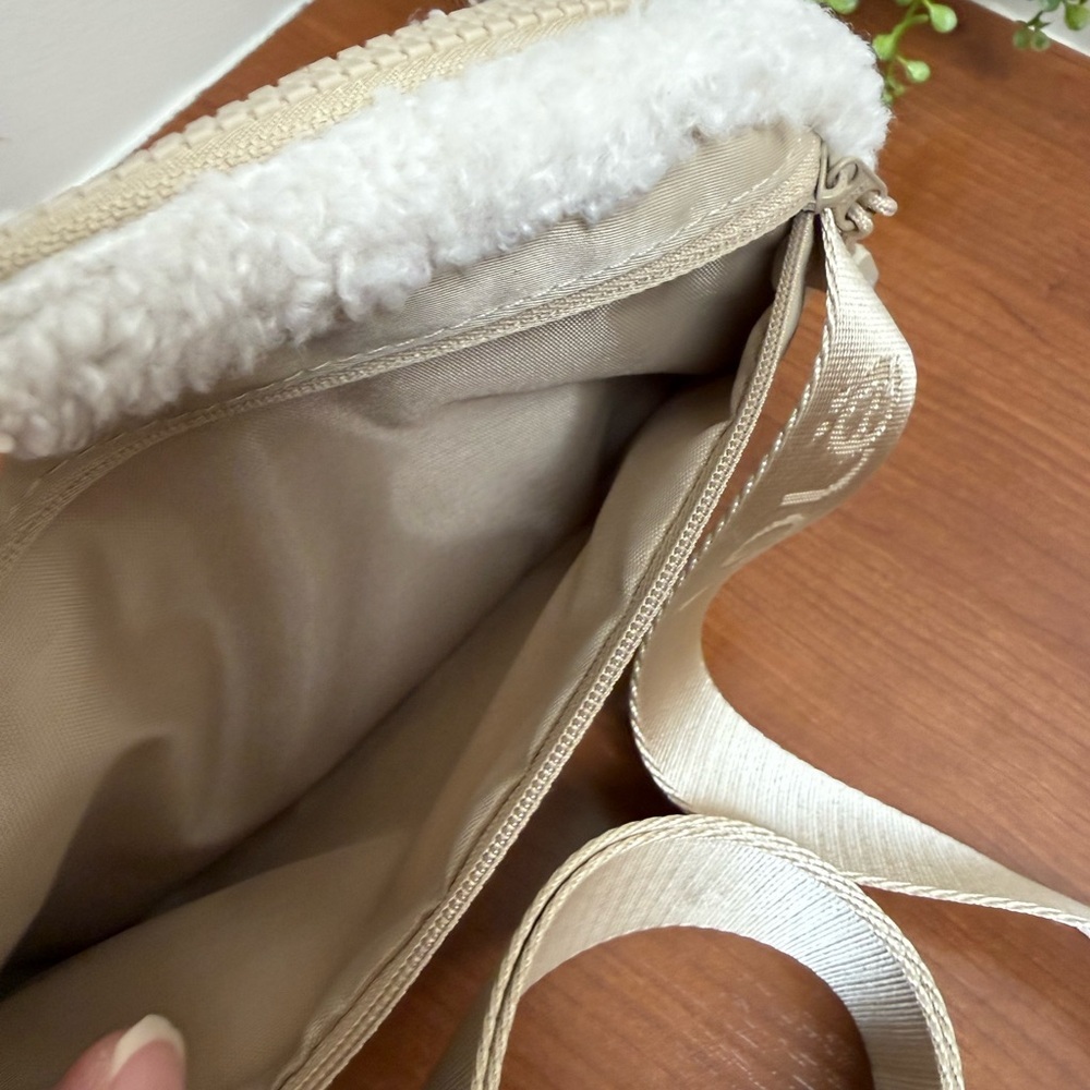 LOLE FLEECE CROSSBODY BELT BAG color Ivory NWOT GREAT GIFT IDEA - Picture 4 of 7